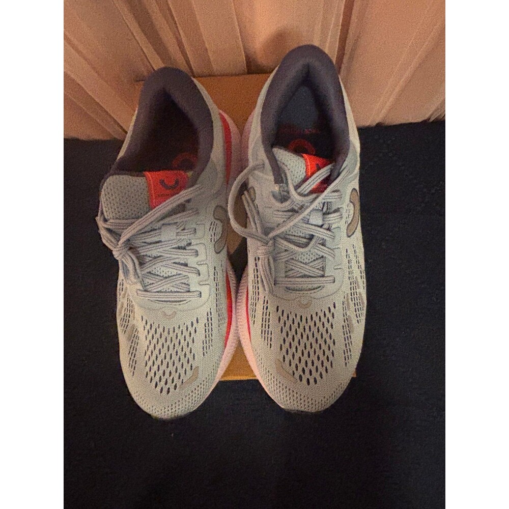 True Motion U-TECH Aion women’s size 8 running shoes.
